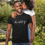 T-shirt Hubby Moderne Blanche Script Black Mens<br><div class="desc">Chemise "hubby" mignonne et simple dans un script blanc moderne. Magasinez notre chemise "Wifey" correspondante.</div>