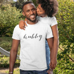 T-shirt Hubby moderne noir Script Mens blancs<br><div class="desc">Chemise "hubby" mignonne et simple dans un script noir chic. Magasinez notre chemise "Wifey" correspondante.</div>