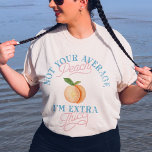T-shirt Humour Sassy Peach Positivité du corps Vintage<br><div class="desc">Passez l'été avec confiance dans notre Humour Sassy Peach Body Positivity T-Shirt! Embrassez la positivité du corps avec ce tee graphique humoristique, parfait pour les reines courbes. C'est un cadeau réfléchi pour les êtres chers plus grands. Notre esthétique vintage ajoute une touche de charme rétro à toute tenue. Célébrez vos...</div>