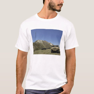 T-shirt Humvee est garé au site de re-transmission