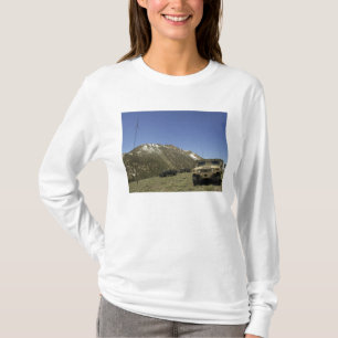 T-shirt Humvee est garé au site de re-transmission