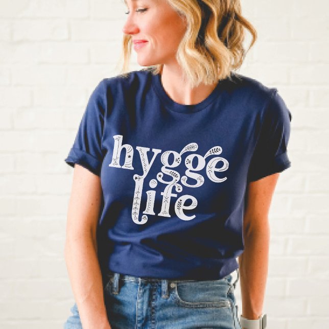 T-shirt Hygge Life Cosy Danois Citation Typographie Nordiq (Cute Minimalist Hygge Life Typography Women's navy blue t-shirt, cozy vibes, 
 Danish quote saying)