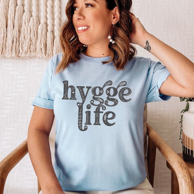 T-shirt Hygge Life Danois Typographie Nordique Vibes Cosy (Hygge Life light blue Cozy Vibes T-Shirt, Danish quote saying, typography, Scandinavian floral, cute)