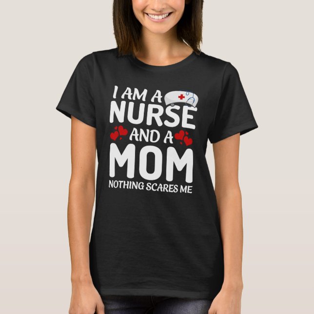 T-shirt I am a mom and a nurse nothing scares me (Devant)