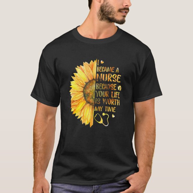 T-shirt I Camcams A Nurse Because Your Life Is Worth My Ti (Devant)