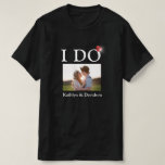 T-shirt I DO Fiançailles Ring Couple Nom photo Minimaliste<br><div class="desc">I DO Fiançailles Ring Couple's Photo and Names Minimalist Happy and Fun T-Shirt. Célébrez votre événement spécial avec cette mignonne T-Shirt. Tous les textes sont pré-arrangés pour que vous puissiez changer facilement et rapidement avec vos propres détails.</div>