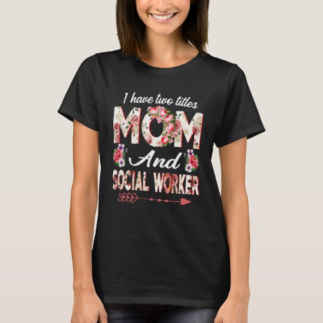 T-shirt I Have Two Titles Mom And Social Worker Mother s D (Devant)