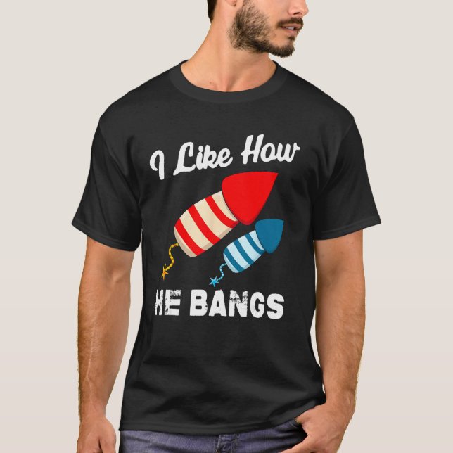 T-shirt I Like How He Bangs Fireworks 4th Of July  Couple  (Devant)