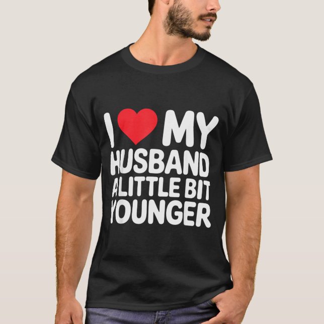 T-shirt I Like My Husband A Little Bit Younger Funny Sayin (Devant)