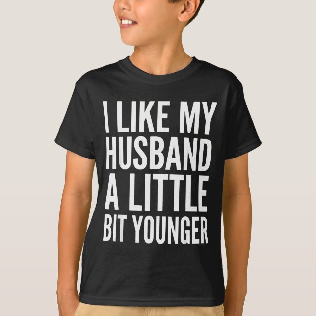 T-shirt I Like My Husband Little Bit Younger Funny Present (Devant)