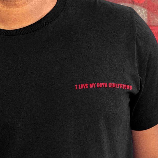 T-shirt I Loth My Goth Girlfriend Red Horror Texte Slogan (I love my goth girlfriend slogan, in small red dripping font on crest area of shirt)