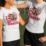 T-shirt I Love My Bestie Photo Custom<br><div class="desc">Vous cherchez un cadeau mignon pour votre bestie? Ce design de coeur amusant peut être personnalisé avec une photo préférée.</div>