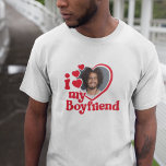 T-shirt I Love My Boyfriend Photo Custom<br><div class="desc">Vous recherchez un cadeau unique et romantique ? Ne cherchez pas plus loin que cette coutume I Love My Boyrfriend chemise photo ! Téléchargez simplement une photo de vous-même, et Zazzle l'imprimera sur une chemise pour vous. Cette chemise est parfaite pour les anniversaires, la Saint-Valentin ou toute autre occasion spéciale....</div>