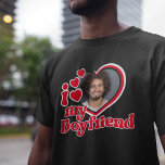 T-shirt I Love My Boyfriend Photo Custom<br><div class="desc">Vous recherchez un cadeau unique et romantique ? Ne cherchez pas plus loin que cette coutume I Love My Boyrfriend chemise photo ! Téléchargez simplement une photo de vous-même, et Zazzle l'imprimera sur une chemise pour vous. Cette chemise est parfaite pour les anniversaires, la Saint-Valentin ou toute autre occasion spéciale....</div>