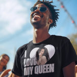 T-shirt I Love My Queen Heart Photo Boyfriend Cadeau<br><div class="desc">Apportez l'humour et le coeur avec notre T-shirt cadeau 'I Love My Queen' drôle Photo Boyfriend. Ce design amusant est un cadeau idéal, que ce soit son anniversaire, un anniversaire, ou juste un geste spontané d'amour. Qu'il porte son coeur sur sa manche (littéralement) et qu'il montre son adoration avec un...</div>
