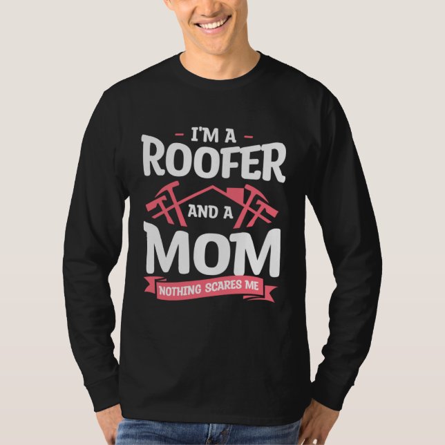 T-shirt I m A Roofer And A Mom Nothing Scares Me Roofing R (Devant)