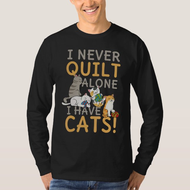 T-shirt I Never Quilt Alone My Cat Helps Sewing Seamstress (Devant)