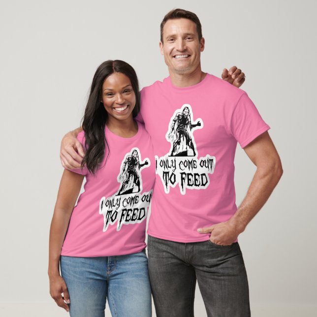 T-shirt I Only Come Out To Feed Zombie (Unisexe)