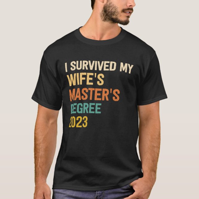 T-shirt i survived my wifes masters degree graduation 2023 (Devant)