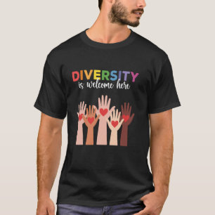 T-shirt Ici, tout le monde est le bienvenu. La diversité e