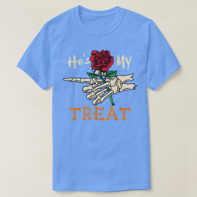 T-shirt Il est mon cadeau Halloween Squelette Main tenant  (Design devant)