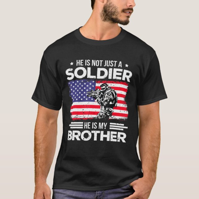 T-shirt Il N'Est Pas Seulement Un Soldat Fière Frère D'Un  (Devant)