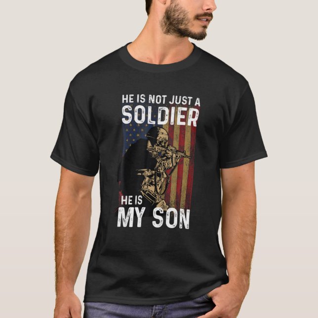 T-shirt Il N'Est Pas Seulement Un Soldat, Il Est Mon Fils  (Devant)