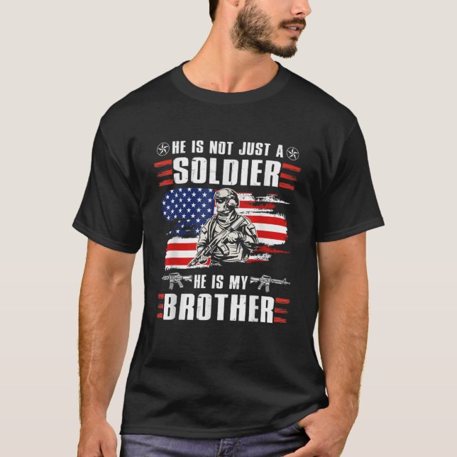 T-shirt Il n'est pas seulement un soldat Il est mon frère  (Devant)
