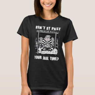 T-shirt Il Passe Votre Temps De Prison Drôle Anti Trump Co
