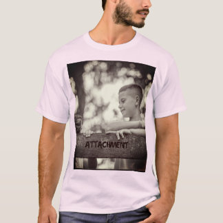 T-shirt Il porte une chemise blanche impeccable au bureau