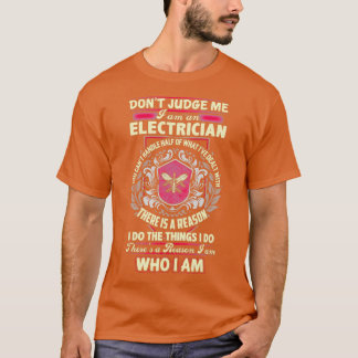 T-shirt Il Y A Une Raison Pour Laquelle Je Suis Électricie