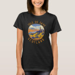 T-shirt Île de Skye Écosse Cercle retro en détresse<br><div class="desc">Modèle de déplacement vectoriel rétro Isle of Skye. L'île de Skye,  reliée par un pont à la côte nord-ouest de l'Écosse,  est connue pour ses paysages accidentés,  ses villages de pêcheurs pittoresques et ses châteaux médiévaux.</div>