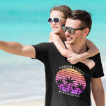 T-shirt Île tropicale Famille Plage Voyage Personnalisé Pa<br><div class="desc">Cool assorti t-shirts de vacances pour un père ou un frère à porter sur une croisière sur l'île. Doté de beaux palmiers face à un joli coucher de soleil de plage rose. Parfait tee - shirt sur mesure pour votre séjour d'été à la mer.</div>