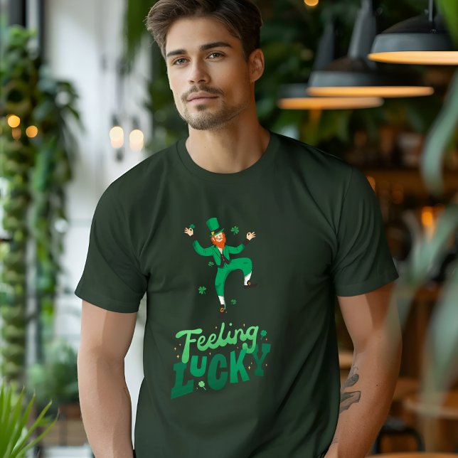 T-shirt Illustration verte moderne se sentant Lucky T-Shir (Créateur téléchargé)