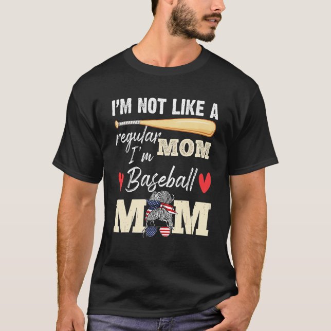 T-shirt I'm Not a Regular Mom I'm a Baseball Mom (Devant)
