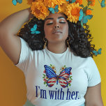T-shirt I'm With Her Kamala Harris pour le président Butte<br><div class="desc">Je suis avec son t-shirt. Soutenez Kamala Harris pour le président. Beau papillon du drapeau américain avec de jolies fleurs pour un démocrate qui aime les modèles politiques mignons.</div>