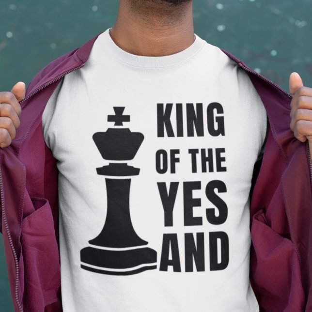 T-shirt IMPROV Échecs ROI DU OUI ET (Fun IMPROV shirt design with king chess piece. Wording reads KING OF THE YES AND. Ideal gift for him)