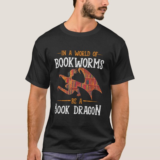 T-shirt In A World Full Of Bookworms Be A Book Dragon (Devant)