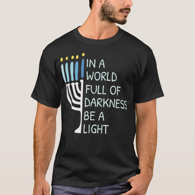 T-shirt In A World Full Of Darkness Be A Light Happy Hanuk (Devant)