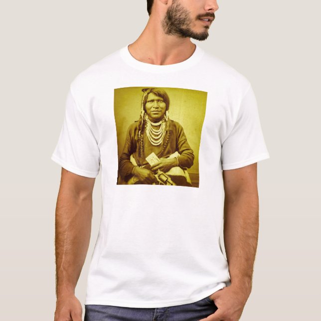 T-shirt Indien d'Ute avec le cru de pistolet (Devant)