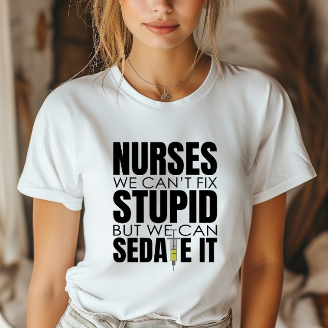 T-shirt Infirmière amusante nous ne pouvons pas convenir à (Inject some fun and personality into your nursing attire with this clever and stylish t-shirt.)