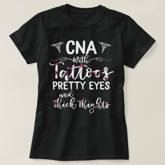T-shirt Infirmière CNA Avec Tatouages Jolies Yeux Et Ce (Design devant)