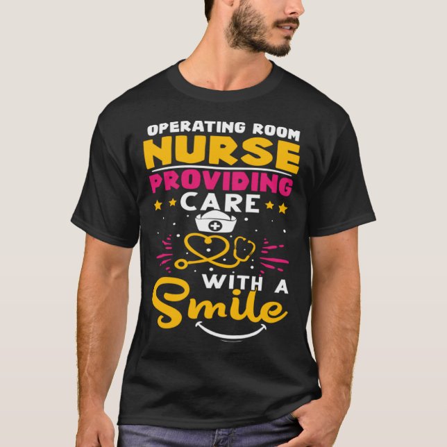 T-shirt Infirmière en salle d'opération pour soigner avec  (Devant)