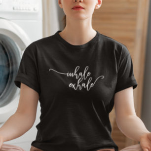 T-shirt Inhale Exhale Typographie Manuscrit Yoga