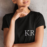 T-shirt Initiales monogrammes | Élégant noir moderne<br><div class="desc">Simple,  élégante lettre initiale personnalisée monogramme t-shirt femme dans la typographie minimaliste moderne en noir et blanc. Un cadeau personnalisé parfait ou un accessoire de mode avec une touche personnelle!</div>