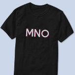 T-shirt Initiales Monogrammes modernes ombre portée<br><div class="desc">Les initiales minimalistes modernes de monogramme abandonnent le design d'ombre qui peut être modifié pour personnaliser. La typographie blanche avec une ombre portée bordeaux.</div>