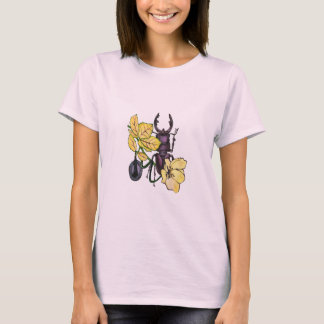 T-shirt Insecter avec des fleurs jaunes.