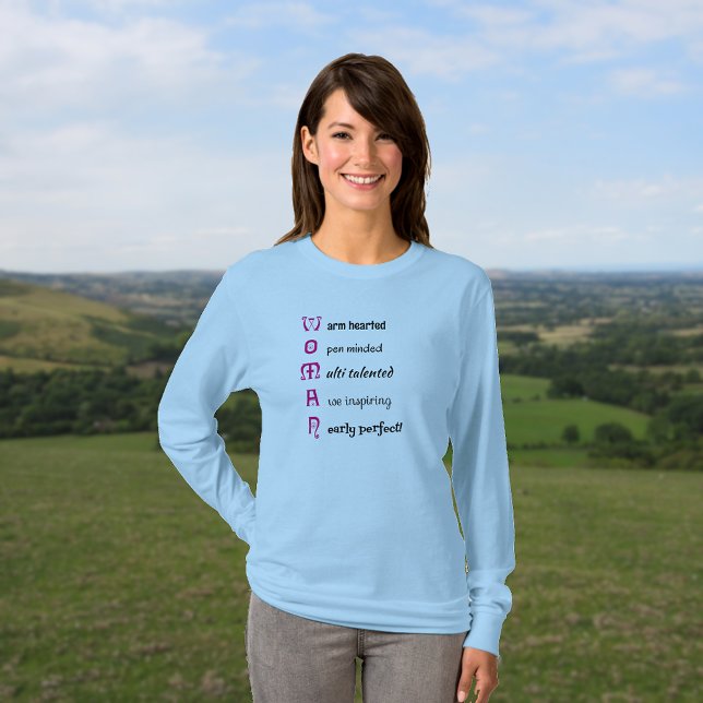 T-shirt Inspirer le texte WOMAN (Model is wearing long sleeve t-shirt in light blue)