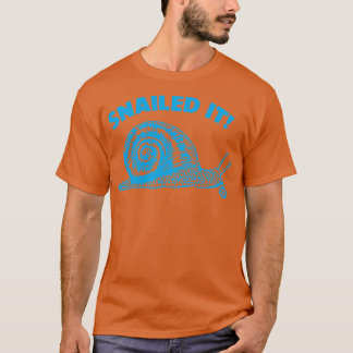 T-SHIRT INSTALLÉ