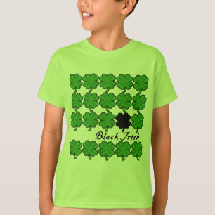 T-shirt Irlandais de noir avec un bon nombre de shamrocks